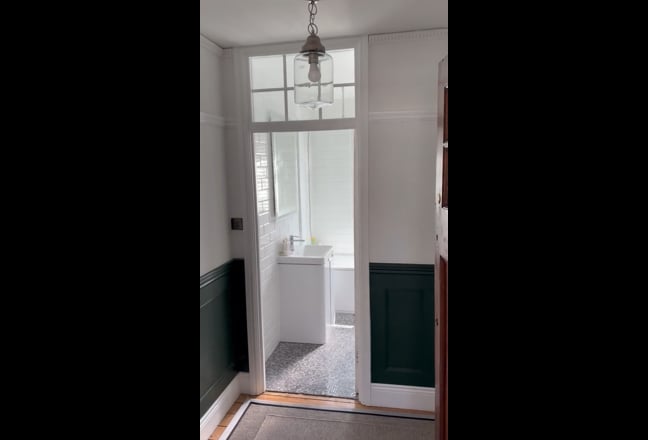 Spacious flat - large double bedroom available  Main Photo
