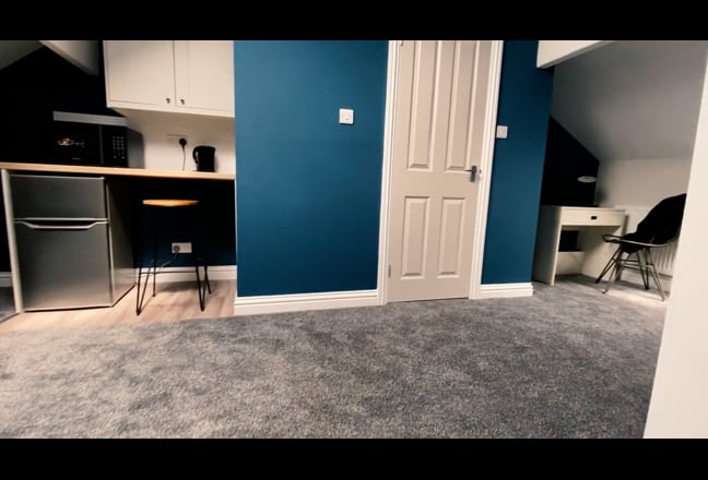 Luxury Ensuite in Stylish City Centre House Main Photo