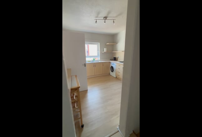  Bright & Spacious 2-Bed Flat – Recently Renovated Main Photo