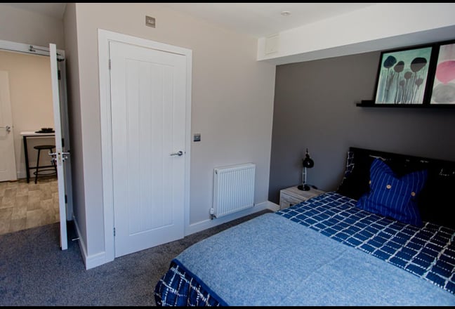 Beautiful Ensuite - Two-Bed  Flat-Share CALAIS RD Main Photo