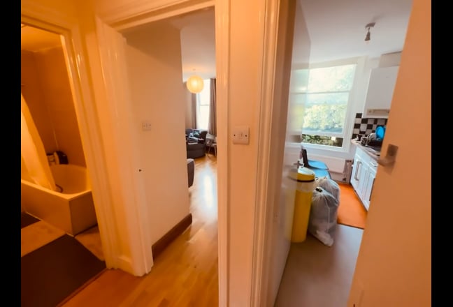 A well -presented two double bedroomed (no lounge) Main Photo