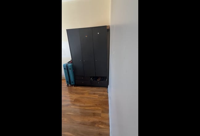 🏠 Sharing Room Available – Couples or female  Main Photo