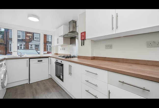1 Bedroom available in a female student house   Main Photo
