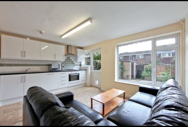 Fantastic 6 bed Student House  Surbiton  Main Photo