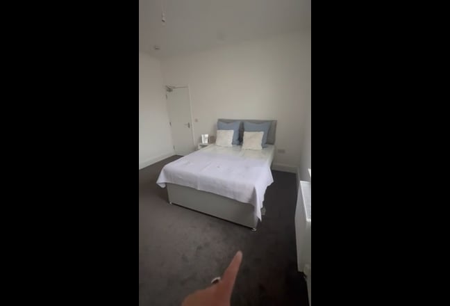 Couples - Lrg. double ensuite room avail 31 Aug Main Photo