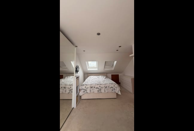 Spacious Loft Room with En-Suite  Main Photo