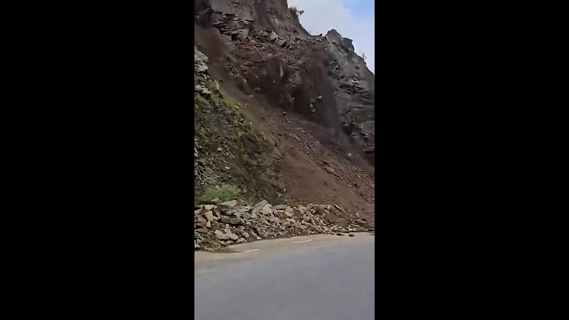 उत्तराखंड के चंपावत में लोहाघाट-पिथौरागढ़ नेशनल हाईवे पर जबरदस्त लैंड स्लाइडिंग....दोनो तरफ से आवागमन ठप्प हुआ

मलबा हटाने का काम शुरू