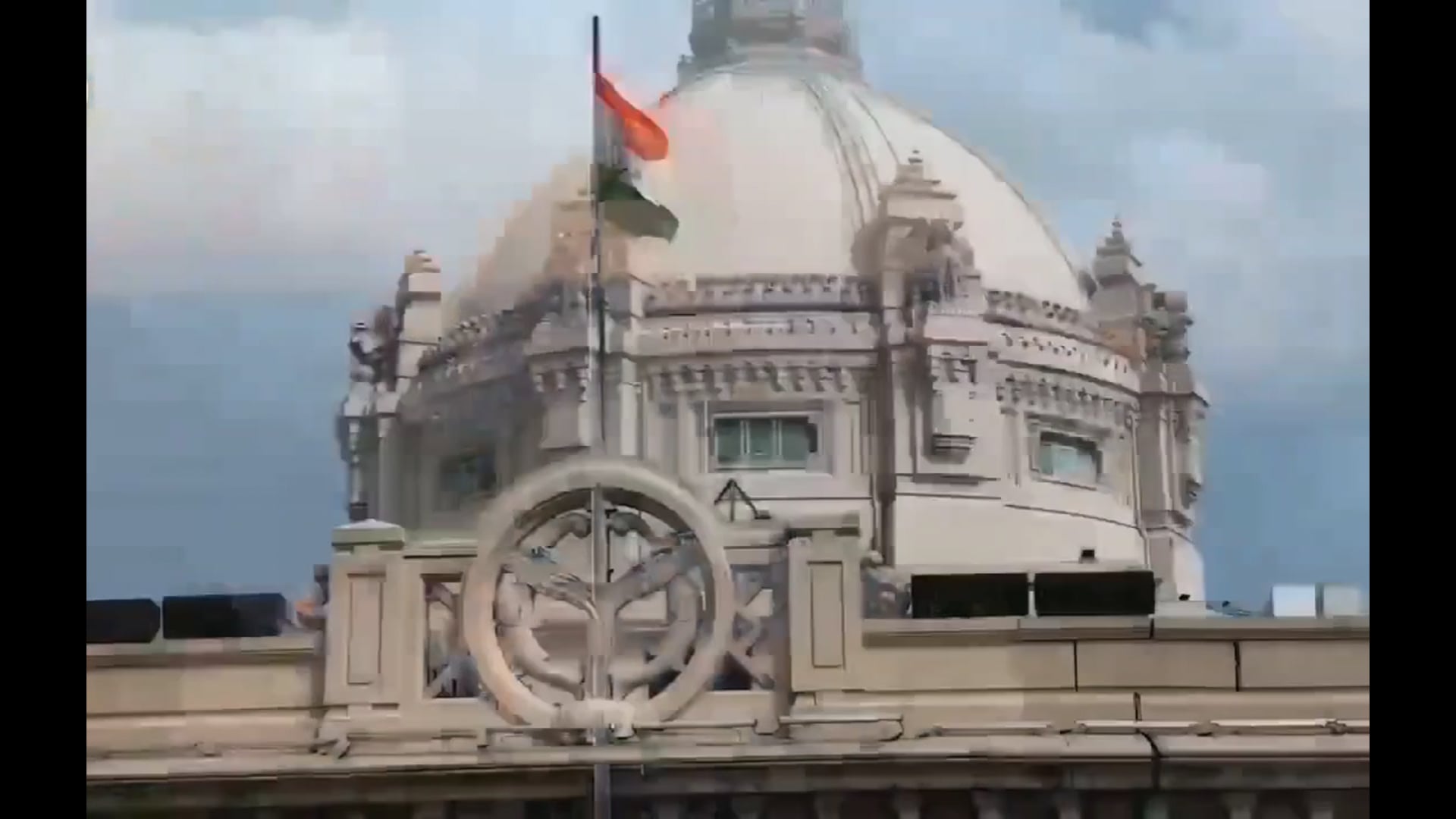 “हर घर तिरंगा! तिरंगा फहराते समय इसे सम्मान के साथ ऊँचा फहराएँ। ध्यान रखें—तिरंगा जमीन को न छुए, फटा या गंदा न हो और इसे किसी भी तरह के वस्त्र या सजावट के रूप में इस्तेमाल न करें। तिरंगे का सम्मान, देश का सम्मान!”