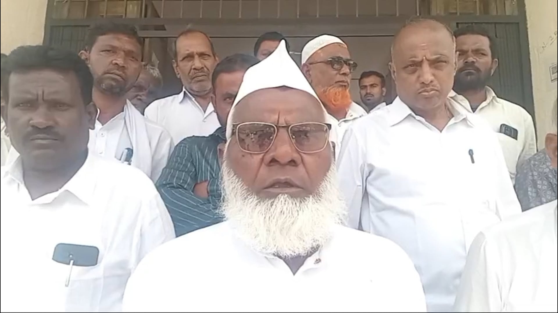चाकूर तालुक्यातील होणाळी नायगाव शिव रस्ता तलावामुळे बंद नागरिकांचा आरोप