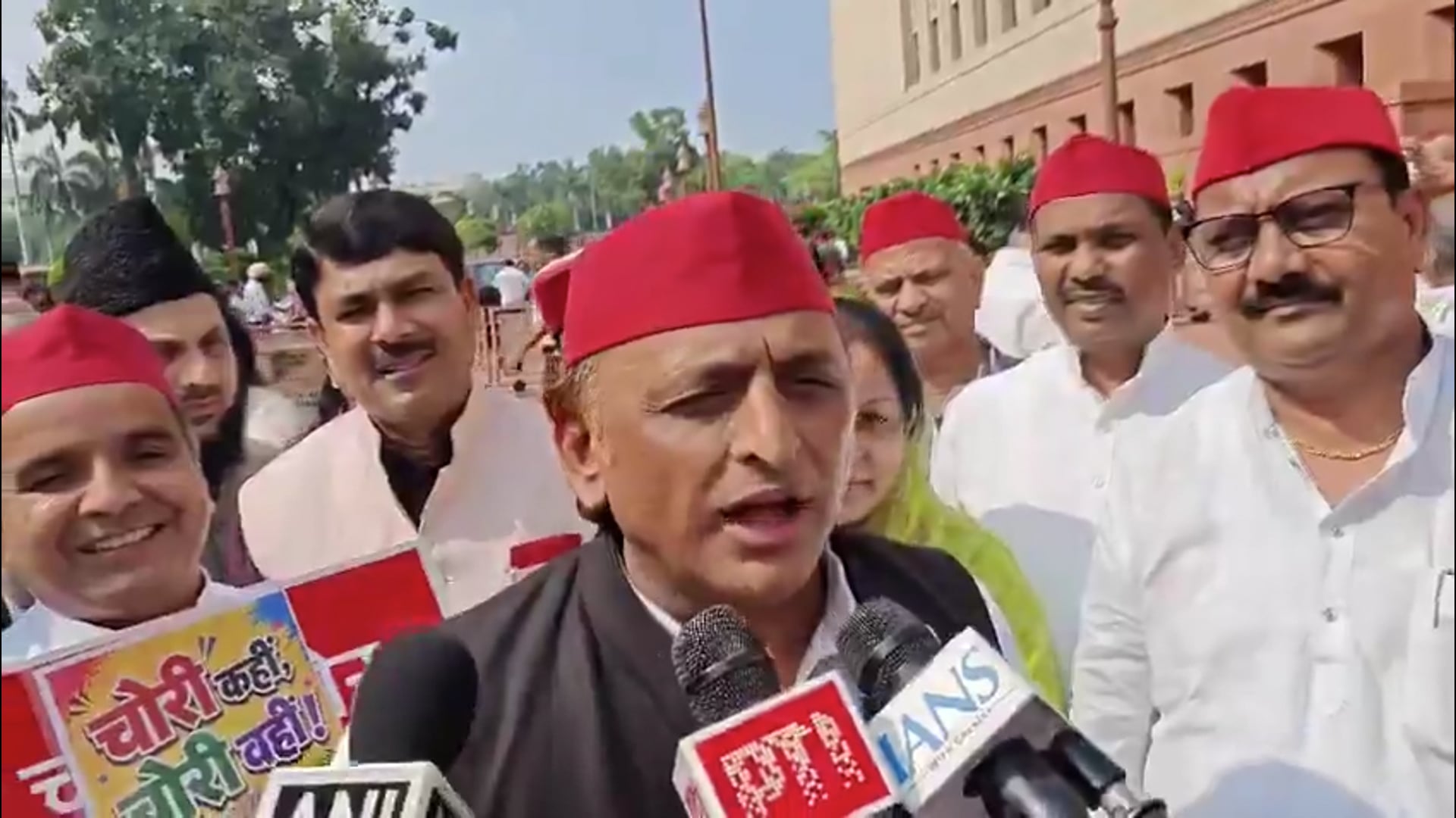 एक्सप्रेसवे पर 80 गड्ढे हो चुके हैं और वह सड़क 4000 करोड़ से ज्यादा की है। मेनस्ट्रीम मीडिया से अच्छा हमारा मेन स्ट्रीट 