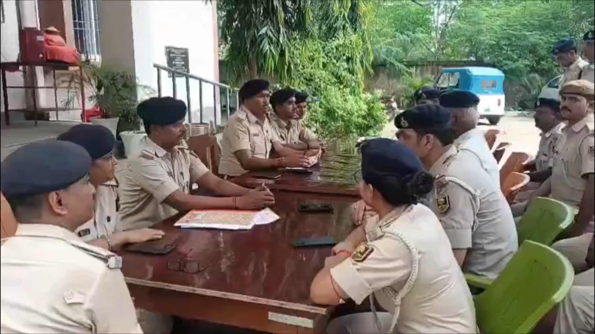 सुबह की ब्रीफिंग, दिनभर की मुस्तैदी; अपराध नियंत्रण से कानून व्यवस्था तक पुलिस का एक्शन प्लान