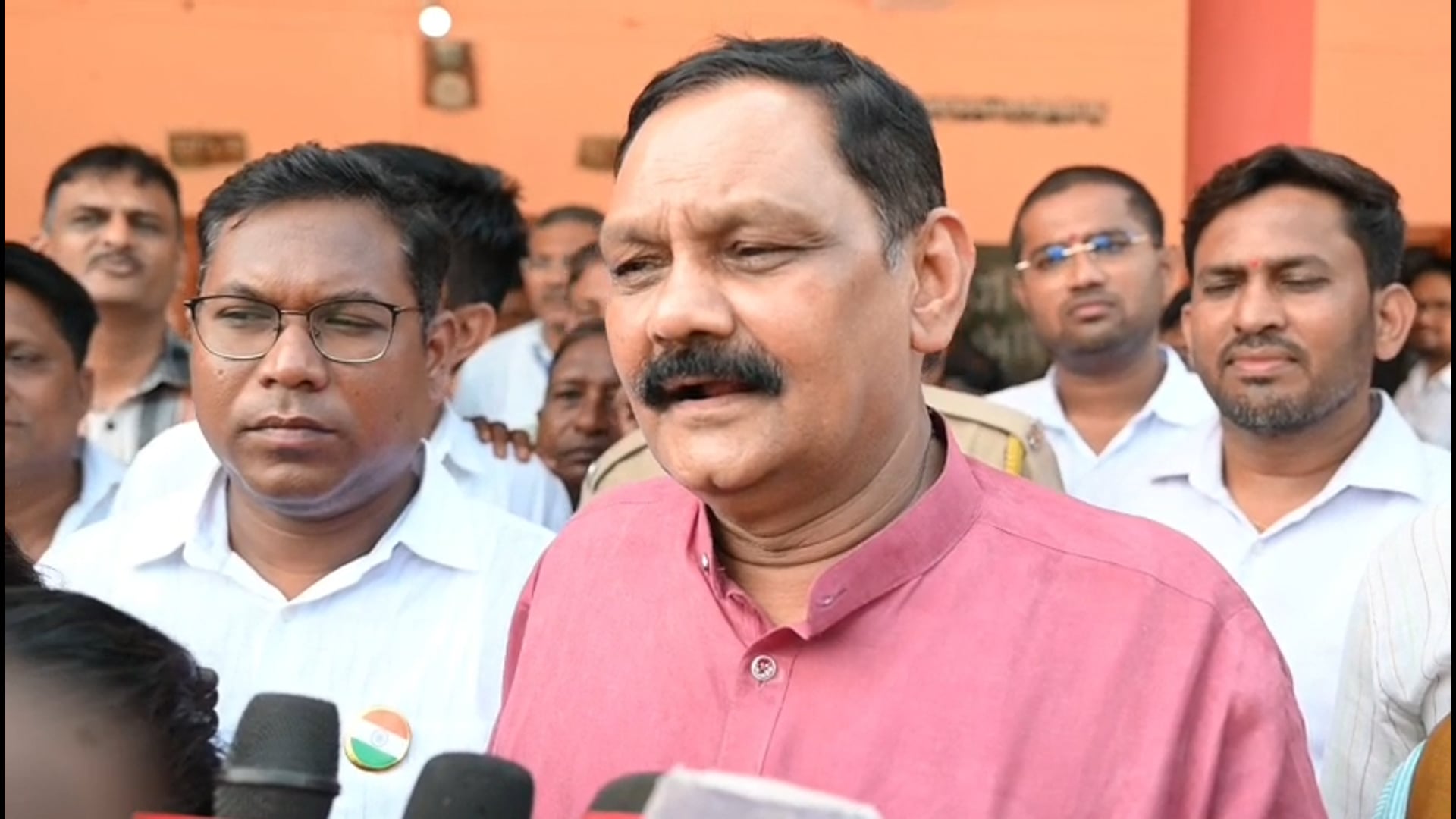 गडचिरोली येथील धानोरा तहसिल मधील जपतलाई येथे माध्यम प्रतिनिधींशी संवाद साधतांना आदिवासी विकास मंत्री डॉ अशोक उईके