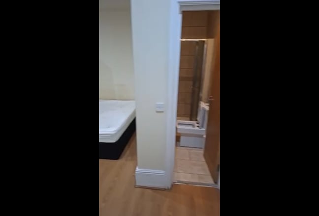 Spacious En-Suite Rooms Available in Seven kings  Main Photo