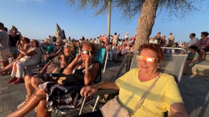 Centenars de persones es congreguen a l'Escala per seguir l'eclipsi