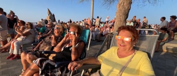 Centenars de persones es congreguen a l'Escala per seguir l'eclipsi