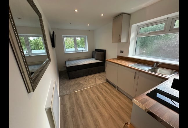 Luxury Self-Contained Studio Flat Oakwood N14  Main Photo