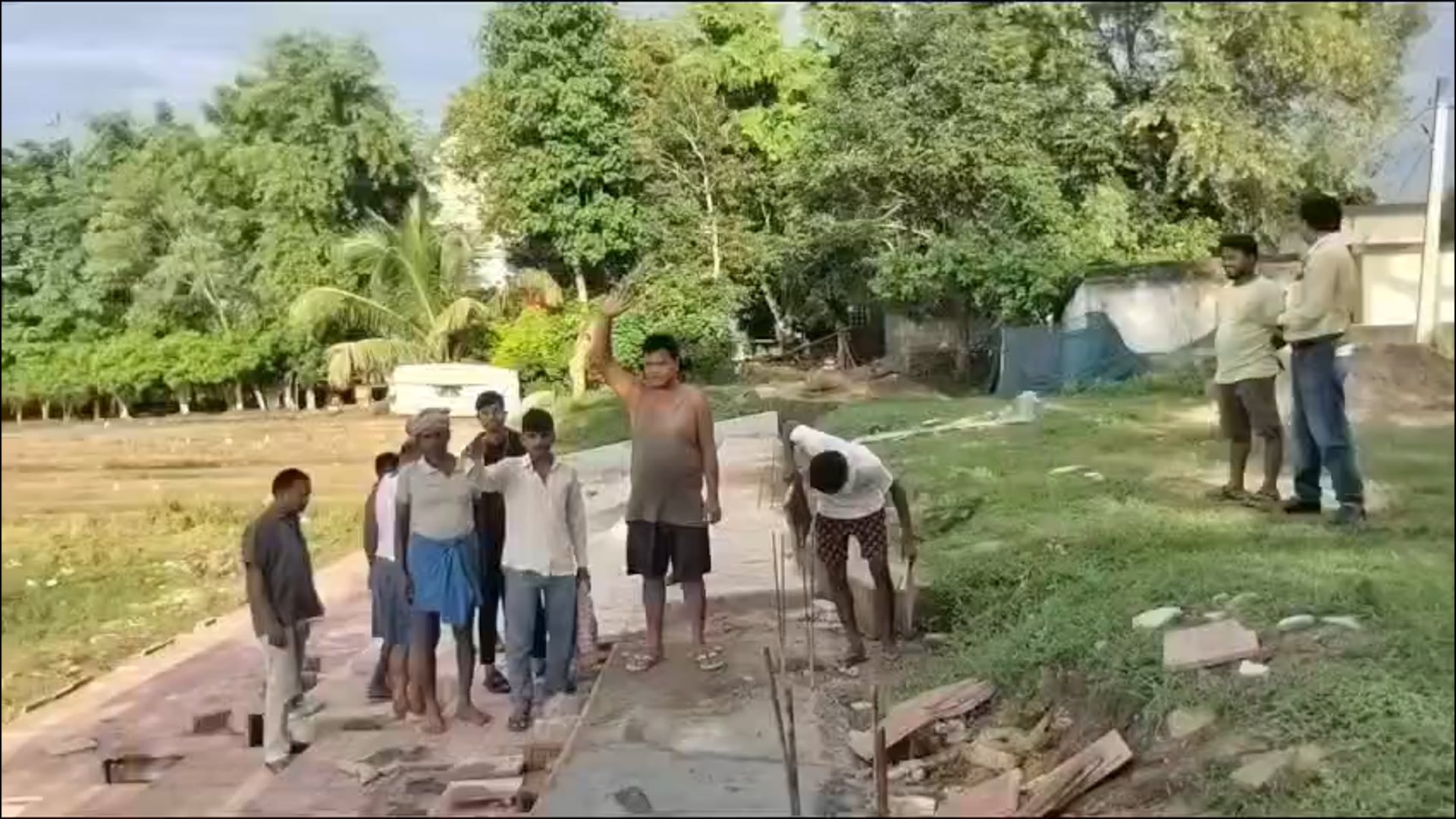 सीढ़ी घाट निर्माण में मानकों की अनदेखी का आरोप, वार्डवासियों ने संवेदक के खिलाफ खोला मोर्चा