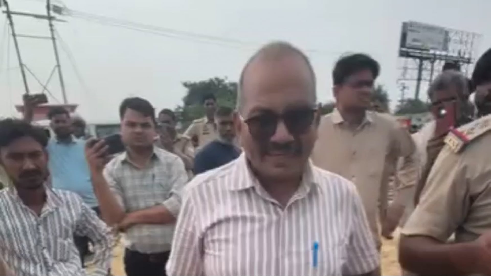 वृन्दावन पानीगांव तिराहे के पास निर्माणाधीन टीनशैड पर गरजा बुलडोजर