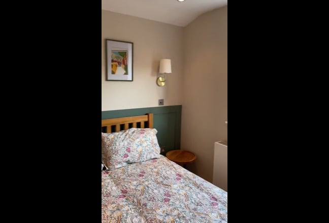 2-bed furnished, recently renovated flat Main Photo