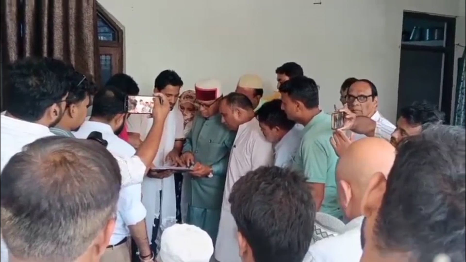 माननीय कैबिनेट मंत्री खजान दास जी एवं वक्फ बोर्ड की तरफ़ से हलाला  परिवार  के साथ  किया