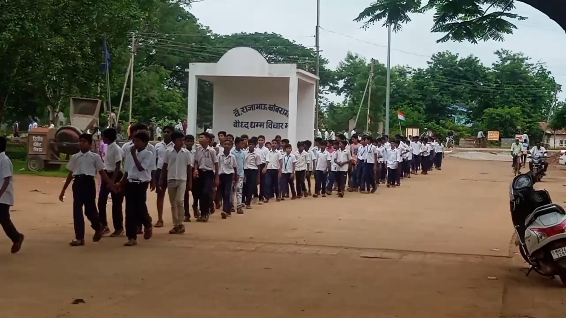 सर्वादय विद्यालय व महाविद्यालयीन सिंदेवाहीच्या वतीने स्वातंत्र्यदिनी जनजागृती रॅली.