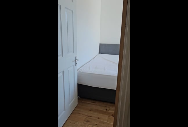 Room to Rent N9 Next to Edmonton Green Station Main Photo
