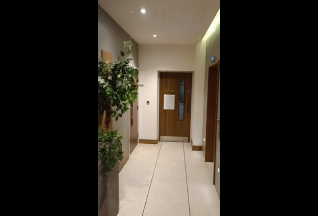 1 bed luxury flat with free gym access  Main Photo