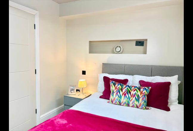 Stylish, Modern Ensuite room near Town & Hospital Main Photo