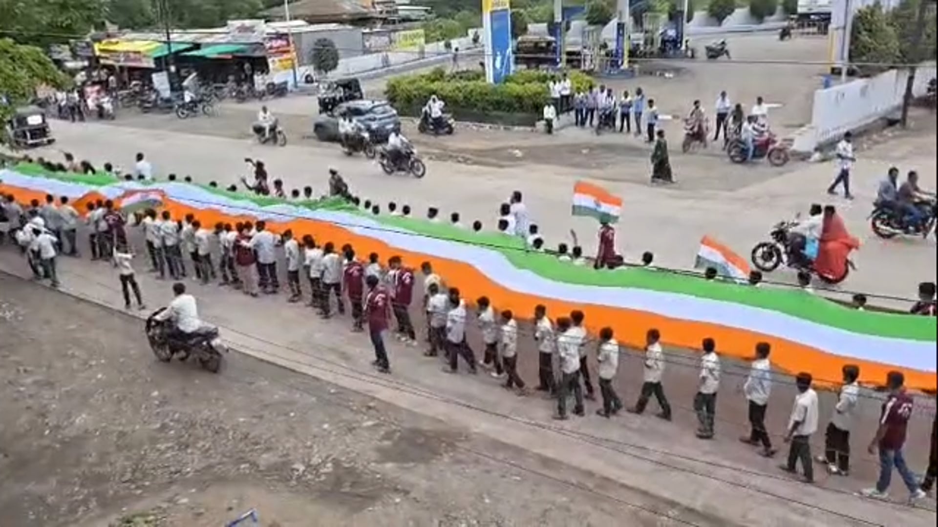 १ हजार १५१ फूट लांबीच्या ध्वज रॅलीने अहमदपूर शहर दुमदुमले