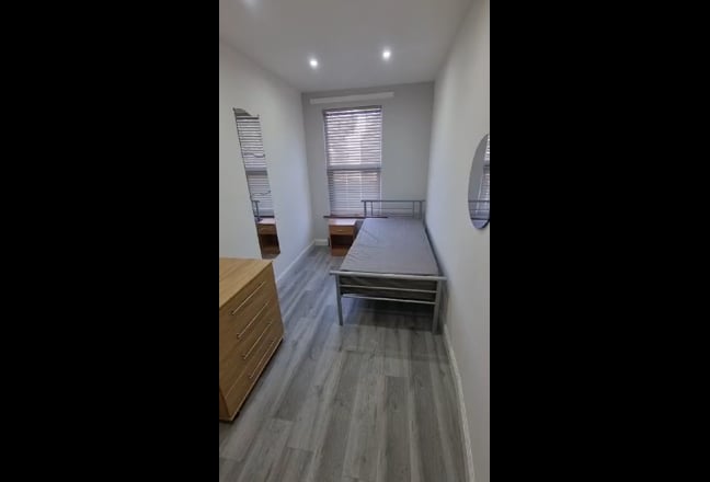 2 rooms available in a 5 bed ALL GIRL flat Main Photo
