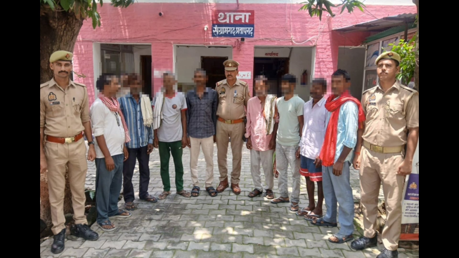 संग्रामगढ़ पुलिस का वारंटियों पर शिकंजा 8 गैर जमानती वारंटियों को घर से दबोचा#latest_news 