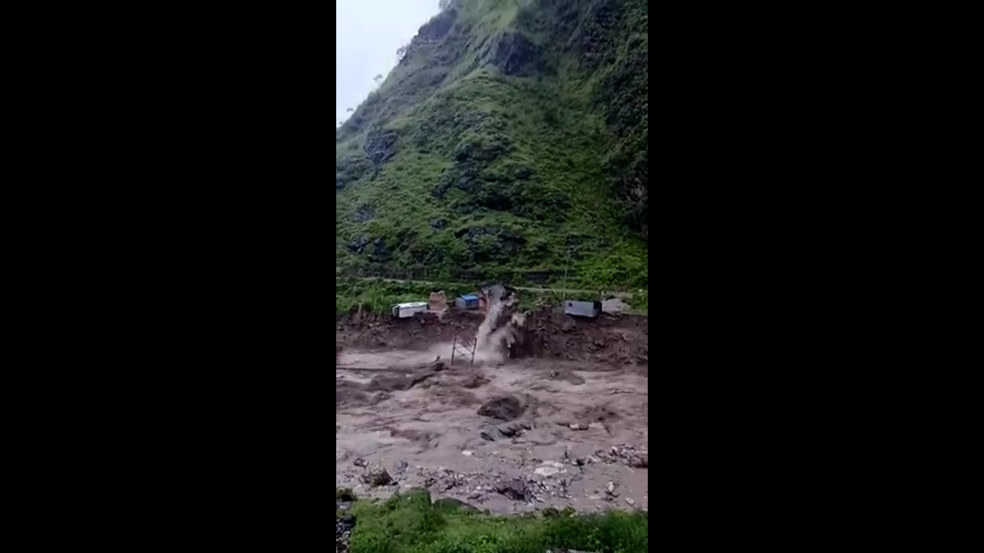 अंतरराष्ट्रीय-
पड़ोसी देश नेपाल में भी मानसून से भारी तबाही हुई है। 
रोल्पा जिले के थबाड़ गाउंपालिका, उवा कोटलबार में हुए भूस्खलन में अब तक 22 लोगों की मौत हो गई है । कई घायल हैं और दर्जनों लापता हैं।
