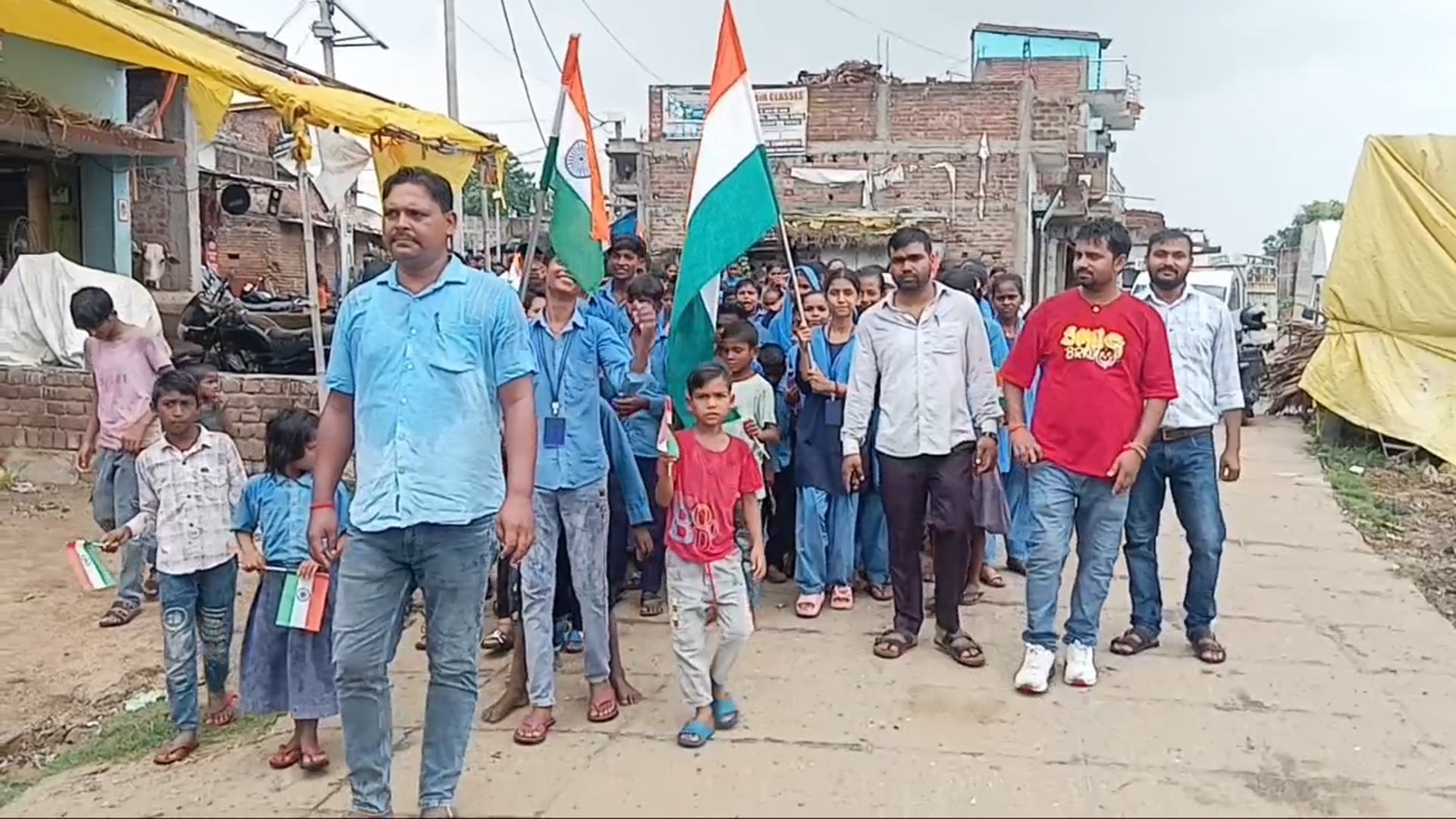 सिरदला प्रखंड के विभिन्न विद्यालयों से निकली गई तिरंगा यात्रा