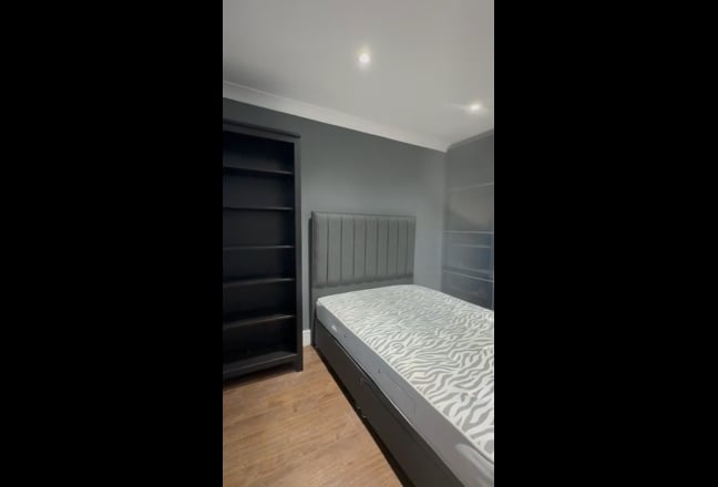 Modern Double Room in Prime East London Location Main Photo