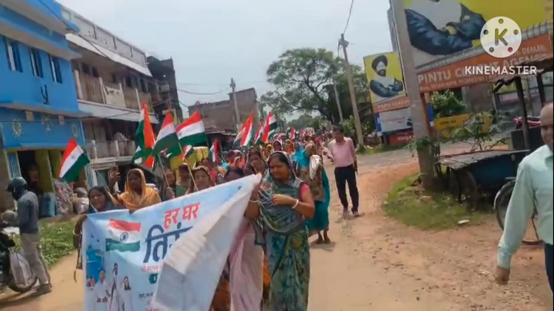 प्रखंड विकास पदाधिकारी के नेतृत्व में हर घर तिरंगा अभियान को लेकर जीविका दीदियों ने निकाली भव्य जागरूकता रैली