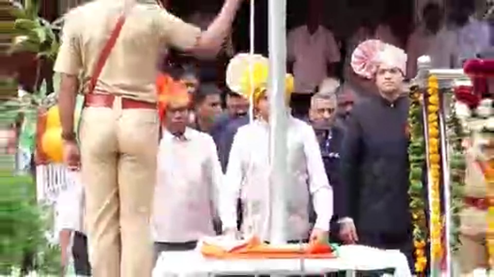 गडचिरोली येथील जिल्हाधिकारी कार्यालयात सहपालकमंत्री अँड आशीष जयस्वाल यांच्या हस्ते शासकिय ध्वजारोहण संपन्न