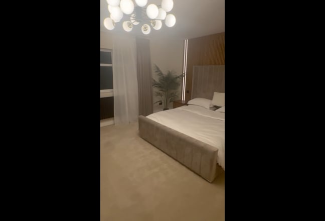 Master suite with own bathroom/walk in wardrobe Main Photo