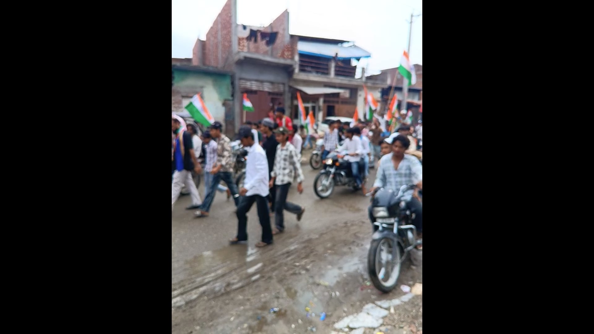 तिरंगा यात्रा खाता खेड़ी मुस्लिम बहुल क्षेत्र में निकल रही है भीम आर्मी गुलफाम के द्वारा तिरंगा यात्रा निकाली जा रही है।