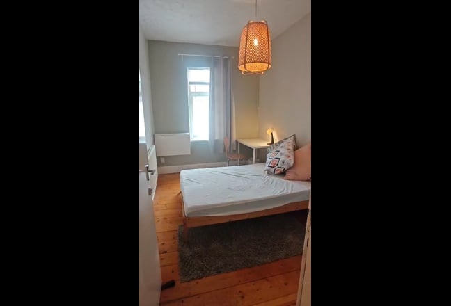 One LARGE Double Bedroom available NOW Main Photo
