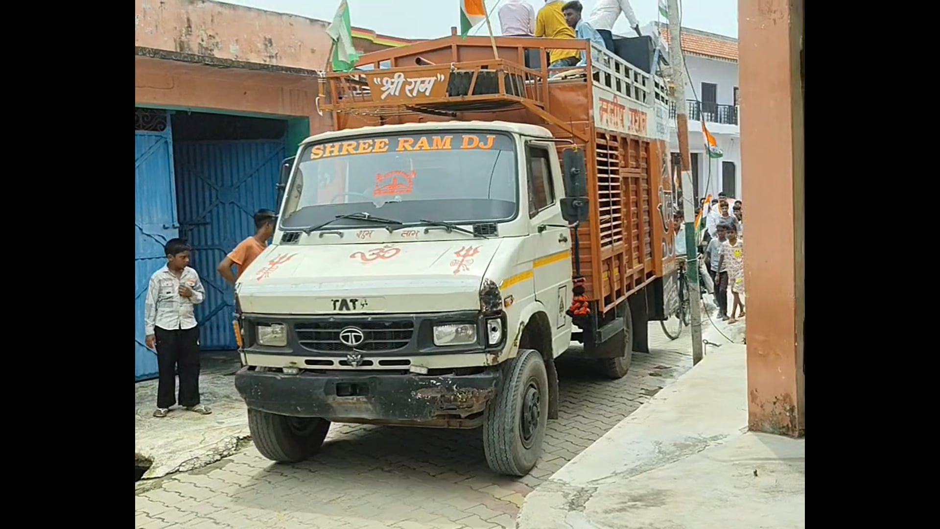 स्वतंत्रता दिवस के अवसर पर मवाना तहसील के कस्बा बहसूमा में भारतीय किसान यूनियन (अराजनीतिक )ने भव्य तिरंगा यात्रा निकाली। डीजे पर देशभक्ति के गीतों के बीच नगर के मुख्य मार्गों से निकली यात्रा में कार्यकर्ताओं ने उत्साहपूर्वक भाग लिया। वहीं नीरज राठी के आवास पर रक्तदान शिविर का आयोजन भी किया गया। तिरंगा यात्रा के दौरान पुलिस प्रशासन का पूरा सहयोग रहा। देशभक्ति के जज्बे से सराबोर इस आयोजन ने स्वतंत्रता दिवस की खुशियों को और यादगार बना दिया।