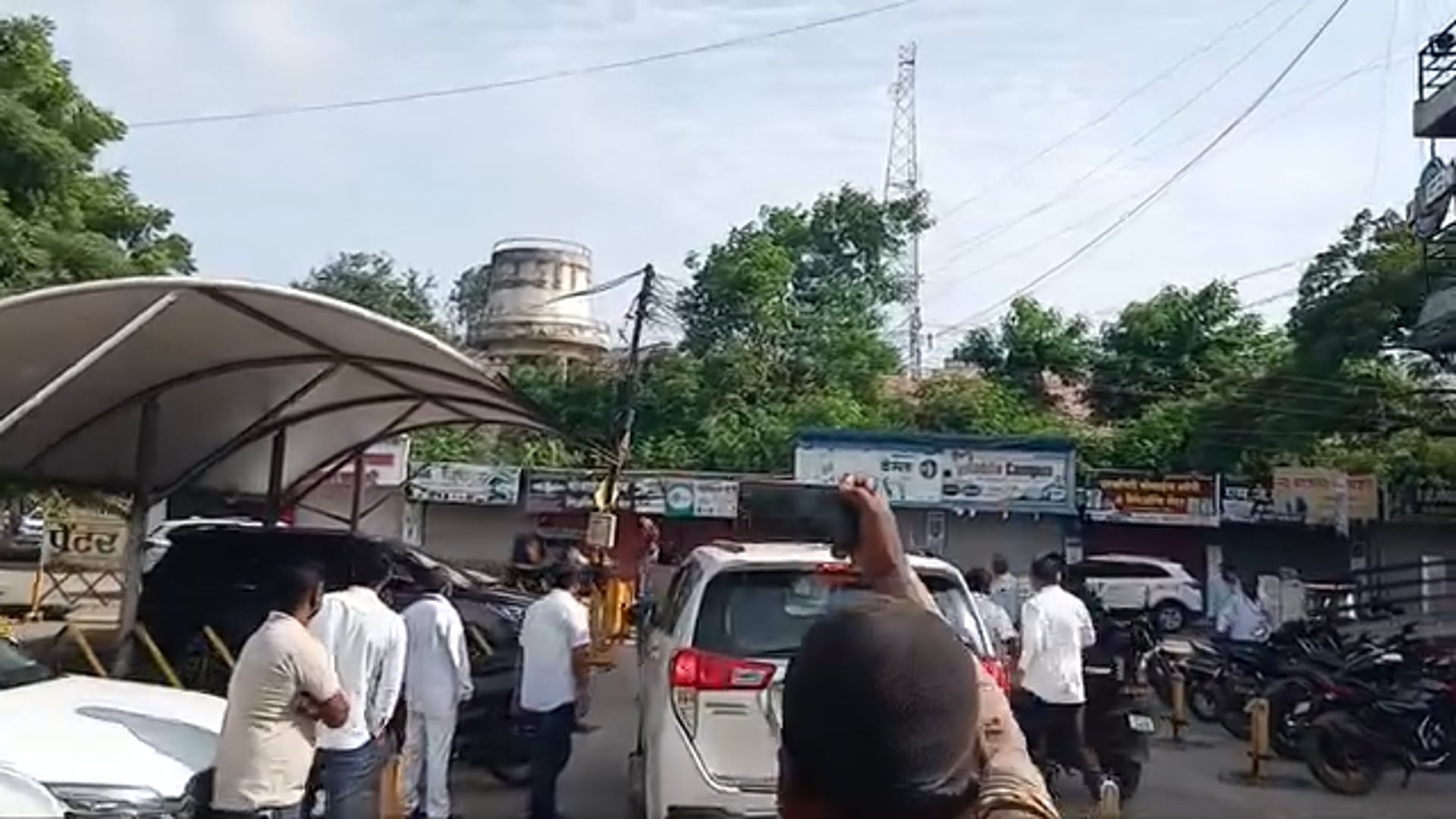 उदगीर शहरातील भुयारी गटाराचे निकृष्ट कामाची चौकशी करा,मुख्याधिकारी यांच्या गाडीसमोर आत्मदहनाचा प्रयत्न
