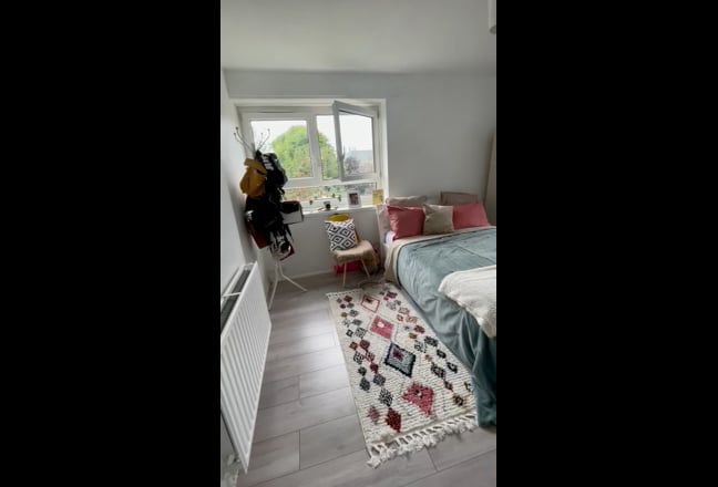 🏡 Huge Master Room w/ Private Balcony – E1 Main Photo