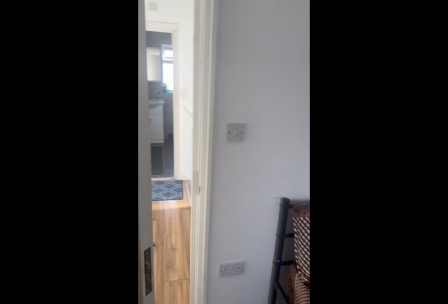 Box room available for vegetarian girl in Hayes Main Photo
