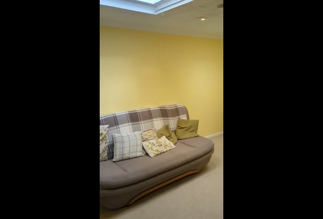 Room in beautiful 4 bed family home Main Photo