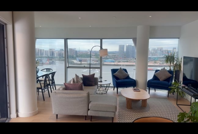 En suite double room - Penthouse flat beside O2 Main Photo