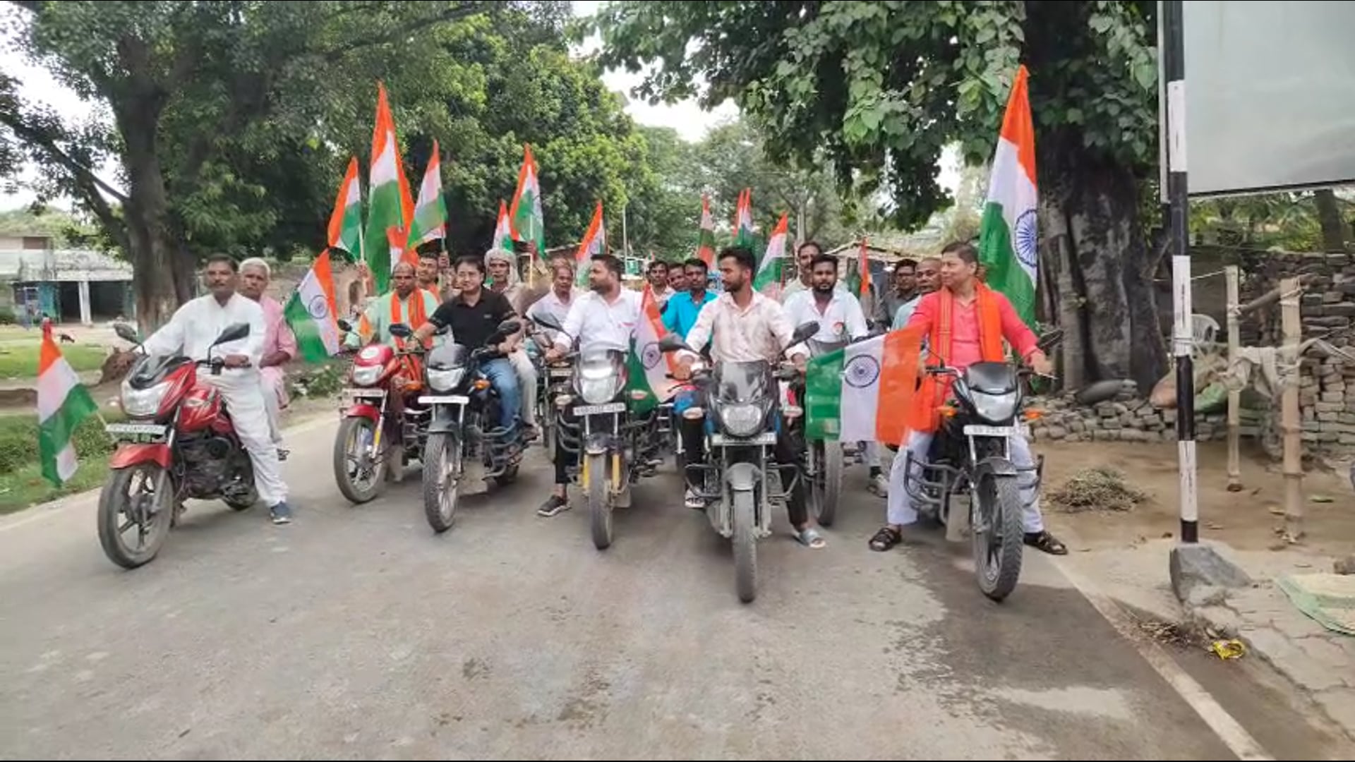 नड्डा चौक से हरहा नदी पुल तक गूंजा राष्ट्रभक्ति का जयघोष, भव्य तिरंगा यात्रा में उमड़ा जनसैलाब