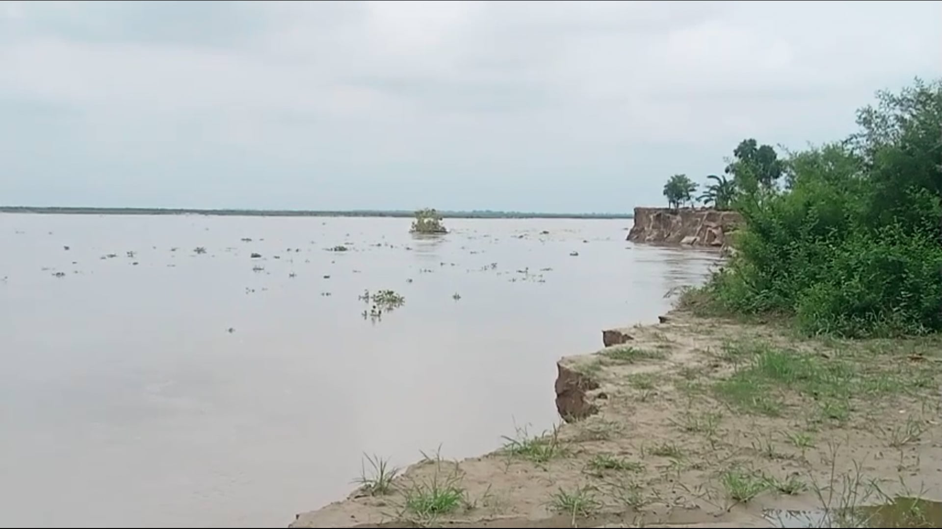 भोजपुरवा ग्राम सभा के समीप सरयू नदी से हो रहे कटान को लेकर ग्रामीणों में बना दहशत