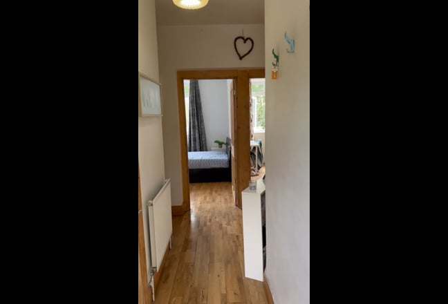 Bright and Spacious Double Bedroom - Female only Main Photo