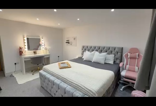 Large double room for ladies with vanity desk  Main Photo