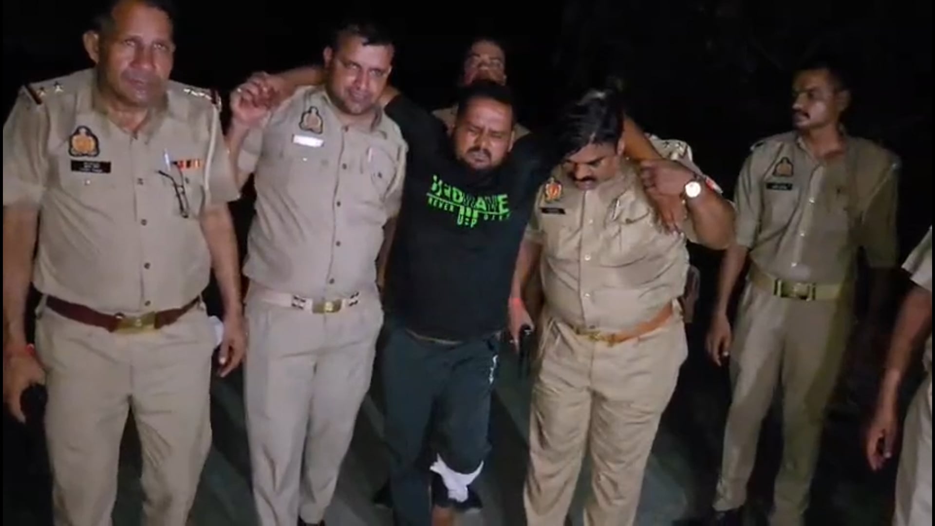 जैतीपुर पुलिस द्वारा लूट के मुकदमें में वांछित व 10,000 रुपये इनामिया/शातिर अभियुक्त की पुलिस मुठभेड़ के दौरान गिरफ्तारी, अवैध असलहा व अन्य सामग्री की बरामदगी